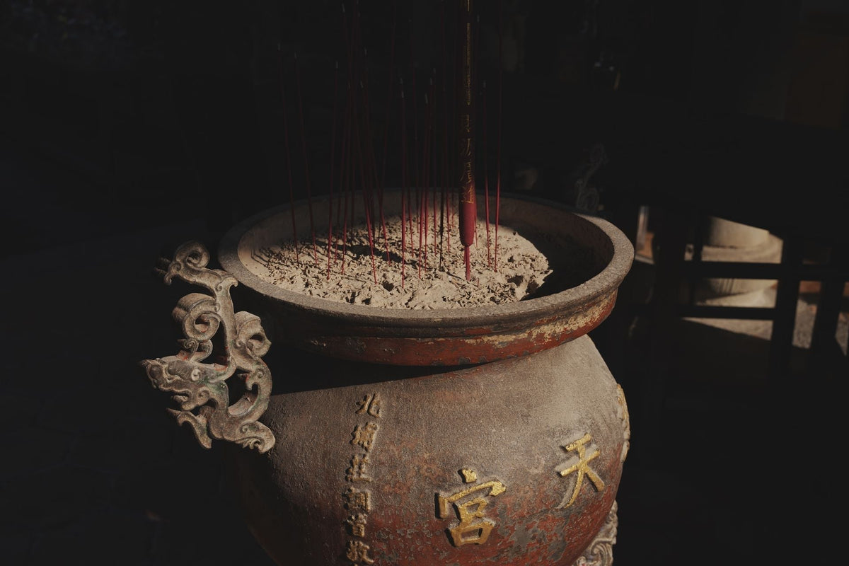 What Is Incense? A Modern Guide to Scent, Ritual and Chinese Tradition